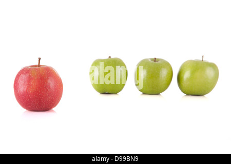 Roter Apfel unter grünen Äpfeln isoliert auf weißem Hintergrund Stockfoto