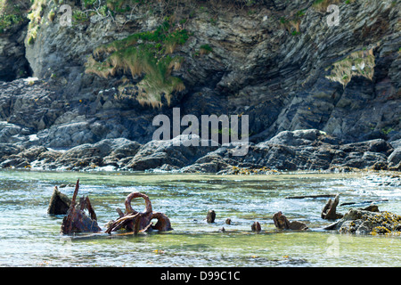 Reste von einem alten Schiffswrack an der kornischen Küste, UK Stockfoto