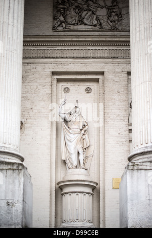 BRÜSSEL, Belgien — der neoklassizistische Eingang der Kirche Saint Jacques-sur-Coudenberg verfügt über einen großen Säulengang mit korinthischen Säulen und kunstvollen Giebel-Friesen. Die 1787 fertiggestellte Kirche ist ein Beispiel für den formalen architektonischen Stil, der den Place Royale auszeichnet. Die klassische Fassade zeigt den neoklassizistischen französischen Einfluss auf die religiöse Architektur Belgiens aus dem 18. Jahrhundert. Stockfoto