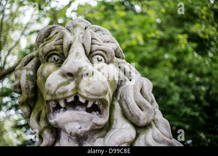 BRÜSSEL, Belgien — Eine Löwenstatue befindet sich im Brüsseler Park gegenüber dem Königlichen Palast von Brüssel auf dem Coudenberg im Zentrum der Stadt. Stockfoto