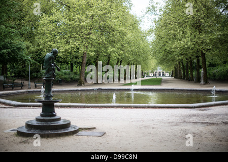 BRÜSSEL, Belgien — Eine Statue eines Mädchens und ein Brunnen im Brüsseler Park gegenüber dem Königspalast von Brüssel im Zentrum von Brüssel, Belgien. Stockfoto