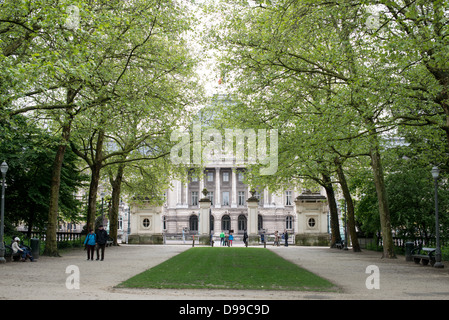 BRÜSSEL, Belgien — das Haupttor des Brüsseler Parks gegenüber dem Königlichen Palast von Brüssel im Zentrum von Brüssel, Belgien. Stockfoto