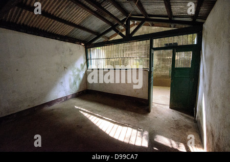 VIENG XAI, Laos – Innenansicht einer der Pathet Lao Höhlen im Vieng XAI Höhlenkomplex in der Provinz Houaphanh. Das ausgedehnte Netz von Kalksteinhöhlen diente als Hauptquartier und versteckte Stadt für die kommunistischen Kräfte Pathet Laos während des Zweiten Indochina-Krieges von 1964 bis 1973. Die Höhlen boten während der Zeit intensiver US-Bombenangriffe Schutz für bis zu 23.000 Menschen, einschließlich politischer und militärischer Führer. Der Komplex beherbergte Regierungsbüros, Krankenhäuser, Schulen und Wohnräume, die in die natürlichen Höhlenformationen gehauen wurden. Heute wird das Gelände als Museum und UNES betrieben Stockfoto