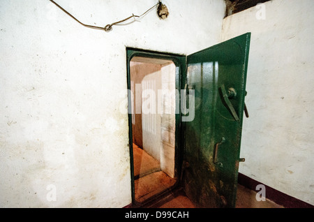 VIENG XAI, Laos – Innenansicht einer der Pathet Lao Höhlen im Vieng XAI Höhlenkomplex in der Provinz Houaphanh. Das ausgedehnte Netz von Kalksteinhöhlen diente als Hauptquartier und versteckte Stadt für die kommunistischen Kräfte Pathet Laos während des Zweiten Indochina-Krieges von 1964 bis 1973. Die Höhlen boten während der Zeit intensiver US-Bombenangriffe Schutz für bis zu 23.000 Menschen, einschließlich politischer und militärischer Führer. Der Komplex beherbergte Regierungsbüros, Krankenhäuser, Schulen und Wohnräume, die in die natürlichen Höhlenformationen gehauen wurden. Heute wird das Gelände als Museum und UNES betrieben Stockfoto