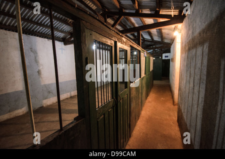 VIENG XAI, Laos – Innenansicht einer der Pathet Lao Höhlen im Vieng XAI Höhlenkomplex in der Provinz Houaphanh. Das ausgedehnte Netz von Kalksteinhöhlen diente als Hauptquartier und versteckte Stadt für die kommunistischen Kräfte Pathet Laos während des Zweiten Indochina-Krieges von 1964 bis 1973. Die Höhlen boten während der Zeit intensiver US-Bombenangriffe Schutz für bis zu 23.000 Menschen, einschließlich politischer und militärischer Führer. Der Komplex beherbergte Regierungsbüros, Krankenhäuser, Schulen und Wohnräume, die in die natürlichen Höhlenformationen gehauen wurden. Heute wird das Gelände als Museum und UNES betrieben Stockfoto
