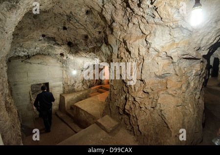 VIENG XAI, Laos – Innenansicht einer der Pathet Lao Höhlen im Vieng XAI Höhlenkomplex in der Provinz Houaphanh. Das ausgedehnte Netz von Kalksteinhöhlen diente als Hauptquartier und versteckte Stadt für die kommunistischen Kräfte Pathet Laos während des Zweiten Indochina-Krieges von 1964 bis 1973. Die Höhlen boten während der Zeit intensiver US-Bombenangriffe Schutz für bis zu 23.000 Menschen, einschließlich politischer und militärischer Führer. Der Komplex beherbergte Regierungsbüros, Krankenhäuser, Schulen und Wohnräume, die in die natürlichen Höhlenformationen gehauen wurden. Heute wird das Gelände als Museum und UNES betrieben Stockfoto