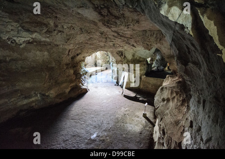 VIENG XAI, Laos – Innenansicht einer der Pathet Lao Höhlen im Vieng XAI Höhlenkomplex in der Provinz Houaphanh. Das ausgedehnte Netz von Kalksteinhöhlen diente als Hauptquartier und versteckte Stadt für die kommunistischen Kräfte Pathet Laos während des Zweiten Indochina-Krieges von 1964 bis 1973. Die Höhlen boten während der Zeit intensiver US-Bombenangriffe Schutz für bis zu 23.000 Menschen, einschließlich politischer und militärischer Führer. Der Komplex beherbergte Regierungsbüros, Krankenhäuser, Schulen und Wohnräume, die in die natürlichen Höhlenformationen gehauen wurden. Heute wird das Gelände als Museum und UNES betrieben Stockfoto