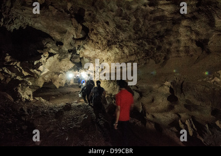 VIENG XAI, Laos – Innenansicht einer der Pathet Lao Höhlen im Vieng XAI Höhlenkomplex in der Provinz Houaphanh. Das ausgedehnte Netz von Kalksteinhöhlen diente als Hauptquartier und versteckte Stadt für die kommunistischen Kräfte Pathet Laos während des Zweiten Indochina-Krieges von 1964 bis 1973. Die Höhlen boten während der Zeit intensiver US-Bombenangriffe Schutz für bis zu 23.000 Menschen, einschließlich politischer und militärischer Führer. Der Komplex beherbergte Regierungsbüros, Krankenhäuser, Schulen und Wohnräume, die in die natürlichen Höhlenformationen gehauen wurden. Heute wird das Gelände als Museum und UNES betrieben Stockfoto