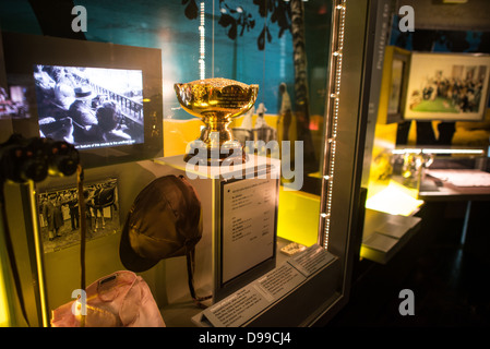 Churchill War Rooms Churchill Museum Ausstellung London | LONDON, Vereinigtes Königreich — Ausstellungsstücke im Churchill Museum in den Churchill War Rooms in London. Das Museum, einer von fünf Zweigstellen der Imperial War Museums, bewahrt den unterirdischen Kommandobunker des Zweiten Weltkriegs, der vom britischen Premierminister Winston Churchill genutzt wurde. Seine engen Räumlichkeiten wurden durch die Umwandlung eines Lagerkellers im Schatzkanzleramt in Whitehall, London, errichtet. Da sie unterirdisch und unter einem ungewöhnlich stabilen Gebäude lagen, boten die Cabinet War Rooms einen gewissen Schutz vor den Bomben, die oben abwarfen während des Bli Stockfoto