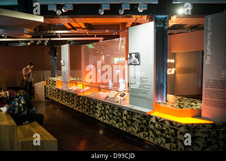 Churchill war Rooms Churchill Museum Exhibit London | LONDON, Vereinigtes Königreich – beleuchtete Vitrinen im Churchill Museum zeichnen die diplomatischen Misserfolge vor dem Zweiten Weltkrieg nach, einschließlich der britischen Politik der Besänftigung Hitlers. Das Museum, das 2005 zu den Churchill war Rooms hinzugefügt und von Königin Elisabeth II. Eröffnet wurde, war das erste Museum Großbritanniens, das einem einzelnen Politiker gewidmet war. Es befindet sich innerhalb des unterirdischen Komplexes, in dem von 1939 bis 1945 das Kriegskabinett untergebracht war. Stockfoto