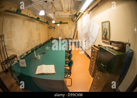 LONDON, Vereinigtes Königreich — The Chiefs of Staff Conference Room in den Churchill war Rooms in London. Das Museum, einer von fünf Zweigen des Imerial war Museums, beherbergt den Untergrundbunker des Zweiten Weltkriegs, den der britische Premierminister Winston Churchill benutzt hat. Die beengten Quartiere wurden aus einem umgebauten Lagerkeller im Treasury Building in Whitehall, London, errichtet. Die unterirdischen Kabinettsräume und unter einem ungewöhnlich robusten Gebäude wurden vor den Bomben geschützt, die während des Blitz fielen. Stockfoto