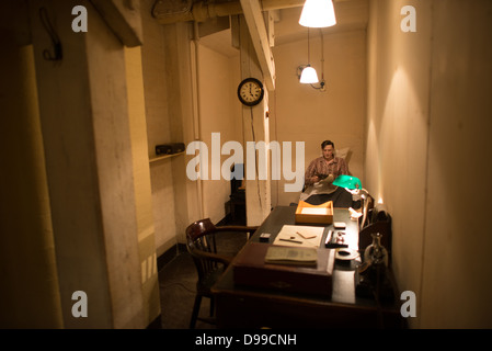 LONDON, Vereinigtes Königreich — in den Churchill war Rooms in London. Das Museum, einer von fünf Zweigen des Imerial war Museums, beherbergt den Untergrundbunker des Zweiten Weltkriegs, den der britische Premierminister Winston Churchill benutzt hat. Die beengten Quartiere wurden aus einem umgebauten Lagerkeller im Treasury Building in Whitehall, London, errichtet. Die unterirdischen Kabinettsräume und unter einem ungewöhnlich robusten Gebäude wurden vor den Bomben geschützt, die während des Blitz fielen. Stockfoto