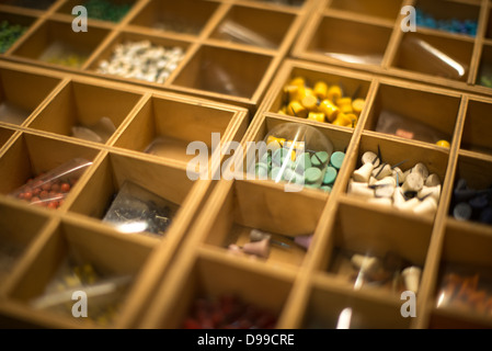 LONDON, Vereinigtes Königreich – farbige Pins, die auf den vielen Karten der Churchill war Rooms in London verwendet werden. Das Museum, einer von fünf Zweigen des Imerial war Museums, beherbergt den Untergrundbunker des Zweiten Weltkriegs, den der britische Premierminister Winston Churchill benutzt hat. Die beengten Quartiere wurden aus einem umgebauten Lagerkeller im Treasury Building in Whitehall, London, errichtet. Die unterirdischen Kabinettsräume und unter einem ungewöhnlich robusten Gebäude wurden vor den Bomben geschützt, die während des Blitz fielen. Stockfoto