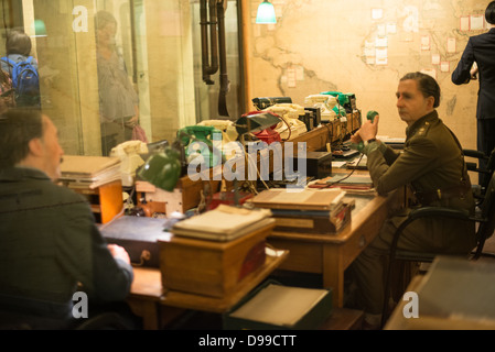 LONDON, Vereinigtes Königreich — Eine Ausstellung von Manequinen im Kartenraum der Churchill war Rooms in London. Das Museum, einer von fünf Zweigen des Imerial war Museums, beherbergt den Untergrundbunker des Zweiten Weltkriegs, den der britische Premierminister Winston Churchill benutzt hat. Die beengten Quartiere wurden aus einem umgebauten Lagerkeller im Treasury Building in Whitehall, London, errichtet. Die unterirdischen Kabinettsräume und unter einem ungewöhnlich robusten Gebäude wurden vor den Bomben geschützt, die während des Blitz fielen. Stockfoto