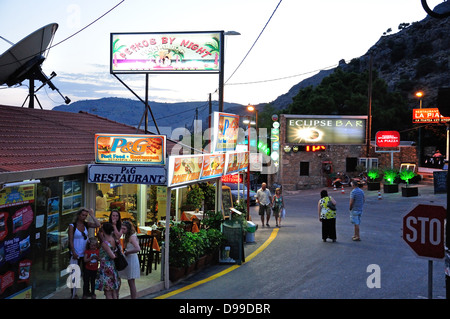 Leuchtreklamen Bar in der Abenddämmerung, Pefkos, Rhodos (Rodos), die Dodekanes, Süd Ägäis, Griechenland Stockfoto