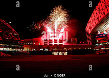 Houston, Texas, Vereinigte Staaten von Amerika. 14. Juni 2013. 14. Juni 2013: Nach dem Spiel Feuerwerk erleuchten den Himmel, die nach der Houston Astros 2: 1-Sieg über die Chicago White Sox von Minute Maid Park in Houston, Texas. Bildnachweis: Csm/Alamy Live-Nachrichten Stockfoto