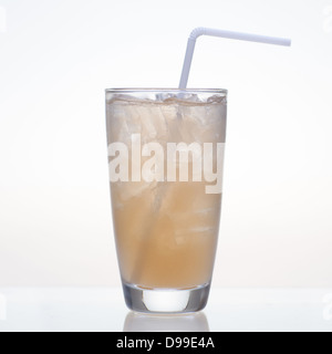 Tamarind Fruchtsaftgetränk in Glas isoliert auf weißem Hintergrund Stockfoto