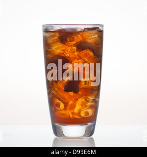 Longan Kaltgetränk mit Eis im Glas isoliert auf weißem Hintergrund Stockfoto