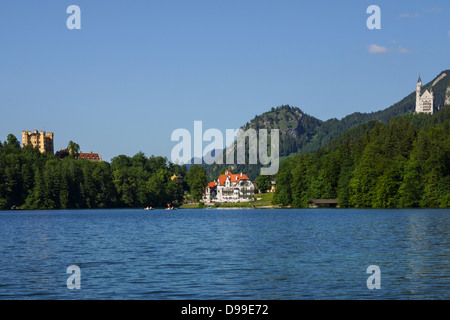 Alpsee mit Blick auf Schloss Neuschwanstein und Schloss Hohenschwangau, Füssen, Hotel Alpenrose, Ostallgaeu, Bayern, Deutschland Stockfoto
