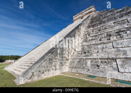 Detail von der berühmten Maya-Pyramide von Chichén Itzá Stockfoto