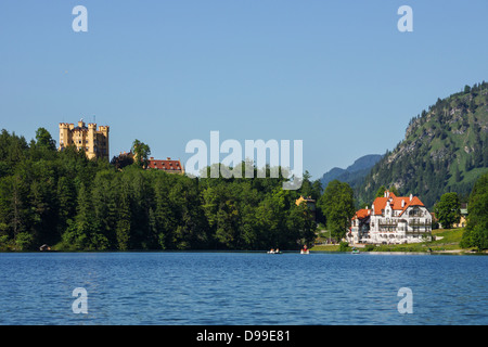 Alpsee mit Blick auf Schloss Hohenschwangau und Hotel Alpenrose, Füssen, Ostallgaeu, Bayern, Deutschland Stockfoto