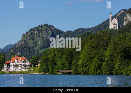 Alpsee mit Blick auf Schloss Neuschwanstein und Hotel Alpenrose, Füssen, Ostallgaeu, Bayern, Deutschland Stockfoto