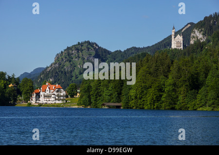 Alpsee mit Blick auf Schloss Neuschwanstein und Hotel Alpenrose, Füssen, Ostallgaeu, Bayern, Deutschland Stockfoto