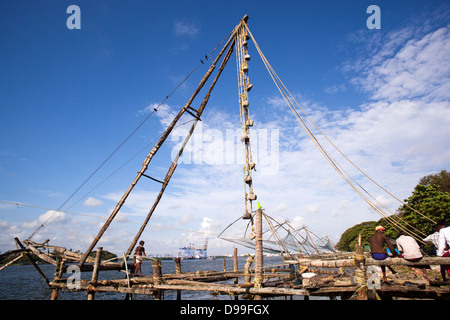 Chinesische Fischernetze an einem Hafen, Cochin, Kerala, Indien Stockfoto