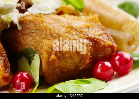 Saftiges Schweinefleisch Rumpsteak mit Mozzarella auf der Oberseite und Schweinsleder Stockfoto