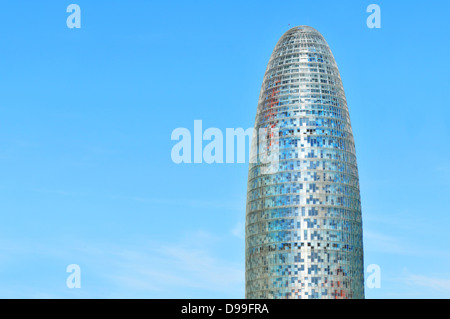 Architekturdetail des Agbar-Turm (Torre Agbar) befindet sich im Stadtteil Poblenou Barcelona gegen blauen Himmel Stockfoto