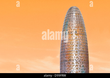 Architekturdetail des Agbar-Turm (Torre Agbar) befindet sich im Stadtteil Poblenou Barcelona gegen blauen Himmel Stockfoto