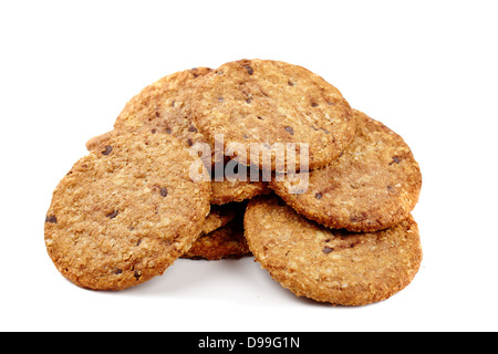 Verdauungsfördernde Bio Vollkorn Kekse mit Schokoladenstückchen isoliert auf weißem Hintergrund Stockfoto