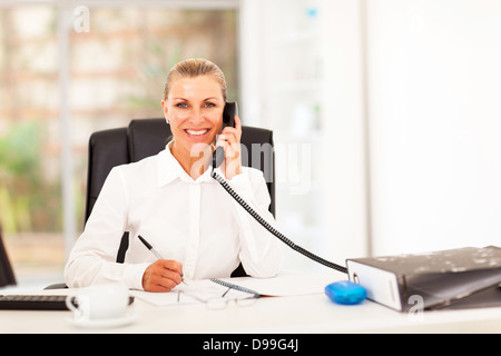 glücklich senior Geschäftsfrau telefonieren im Büro Stockfoto