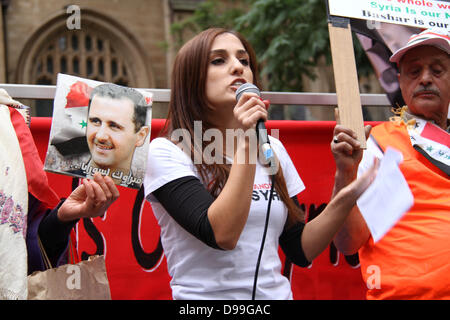 Sydney, NSW, Australien. 15. Juni 2013. Die Rallye montiert außen Sydney Town Hall, wo Lautsprecher das Publikum gerichtet, bevor sie marschierten zum Außenminister Bob Carr Büro singen zur Unterstützung der syrischen Präsidenten Bashar al-Assad. Kredit: Kredit: Richard Milnes / Alamy Live News. Stockfoto