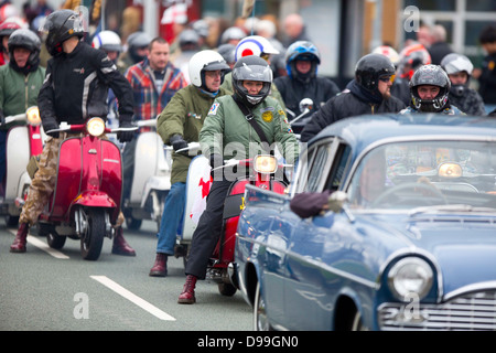 10. St. Georges Day Parade auf Oldham Street Manchester ein Vauxhall Cresta führt einen Vespa Roller Motorrad club Stockfoto