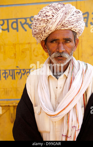 Porträt eines Mannes in traditioneller Kleidung, Ajmer, Pushkar, Rajasthan, Indien Stockfoto