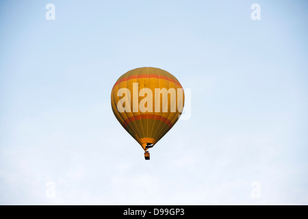 Niedrigen Winkel Blick auf ein Heißluft-Ballon, Pushkar, Ajmer, Rajasthan, Indien Stockfoto