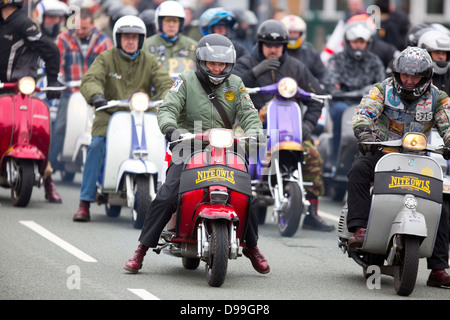 10. St. Georges Day Parade auf Oldham Street Manchester eine eine Vespa Roller Motorrad Club Stockfoto