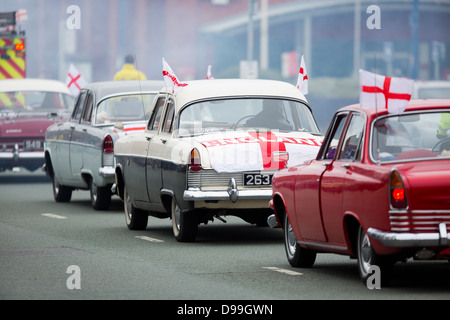 10. St. Georges Day Parade auf Oldham Street Manchester Oldtimer machen ihren Weg durch Manchester Stockfoto