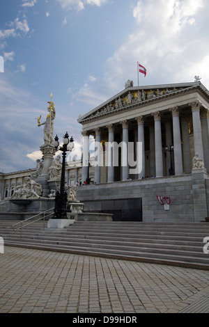 Parlamentsgebäude mit der Statue der Pallas Athene auf der linken Seite - Wien, Österreich Stockfoto