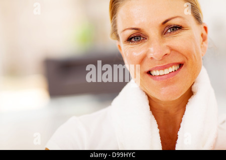mittlere gealterte Frau Closeup Portrait mit Handtuch an ihrem Hals zu passen Stockfoto
