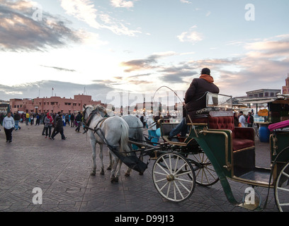 In und über den Souks und dem Platz Djemaa el-Fna in Marrakesch, Marokko Stockfoto