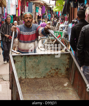 In und über den Souks und dem Platz Djemaa el-Fna in Marrakesch, Marokko Stockfoto