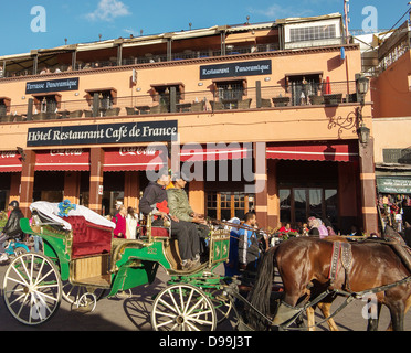 In und über den Souks und dem Platz Djemaa el-Fna in Marrakesch, Marokko Stockfoto