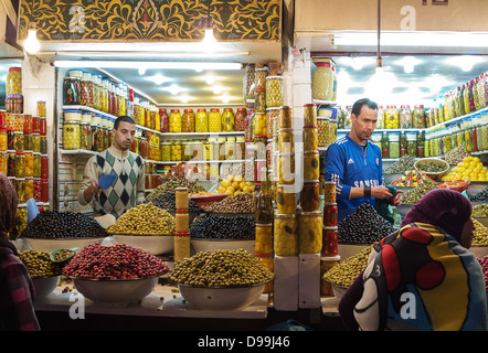 In und über den Souks und dem Platz Djemaa el-Fna in Marrakesch, Marokko Stockfoto