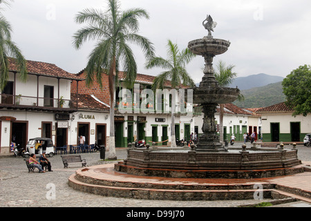 Brunnen auf der Plaza Mayor, Kolonialstadt des Santa Fe de Antioquia in der Nähe von Medellin, Kolumbien, Südamerika Stockfoto