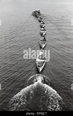 Kanus auf der Außenalster in Hamburg nach Gebrauch gesammelt werden. Stockfoto