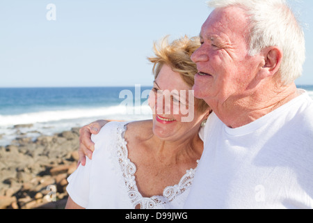 glücklich Senioren paar umarmt am Strand Stockfoto