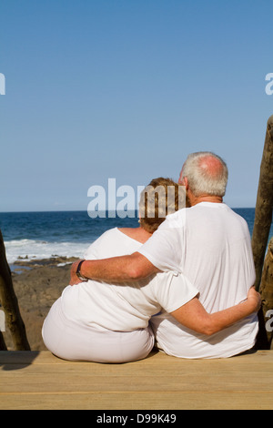 Heckansicht des älteres paar kuscheln am Strand Stockfoto