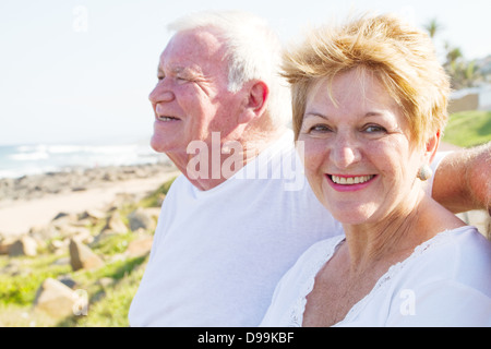 gerne älteres Paar am Strand an einem sonnigen Tag Stockfoto